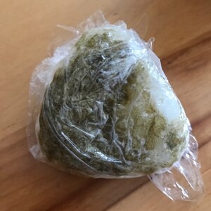 おぼろ昆布を海苔代わりに！　「おぼろ昆布おにぎり」